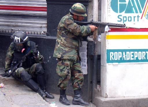 disparando-con-armas-de-guerra Fierros