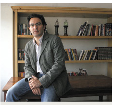 Entrevista al colombiano Juan Gabriel Vásquez: “La novela sirve para contarnos de dónde venimos”