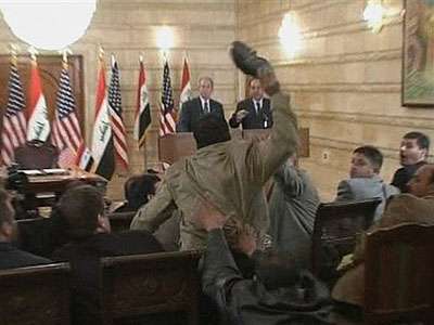 zapato-periodista Bush fue a Irak y se comió un zapatazo