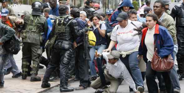 Bogotá, desplazados toman edificio. “Los derechos no se negocian”