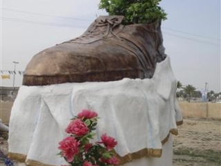 estatua-zapato-bush Tres años de cárcel para el iraquí que lanzó sus zapatos a Bush