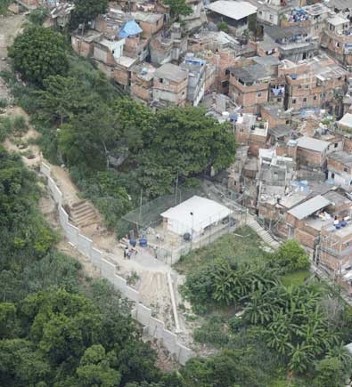 El muro de la miseria ya divide Río