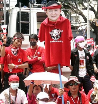Opositores desafían el estado de excepción en Bangkok; 70 heridos en operativo del ejército