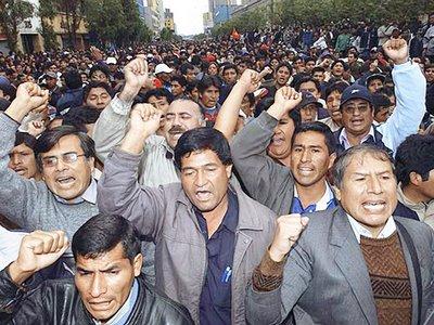 Miles paran en apoyo a protesta indígena contra inversiones extranjeras en Perú