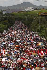 Miles toman las calles en la víspera de que regrese Zelaya