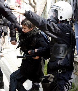 Un muerto y más de cien detenidos en las protestas contra el FMI en Estambul