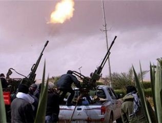 Los combates entre rebeldes y gadafistas atenazan Trípoli