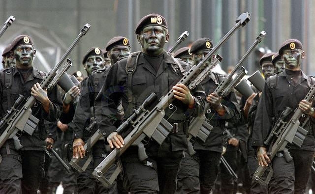 Los hombres de negro