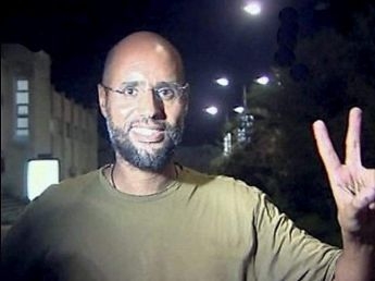 Un hijo de Khadafi combate, otro se va
