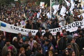 Reprimen en Chile marcha estudiantil al tiempo que inicia el diálogo con el gobierno