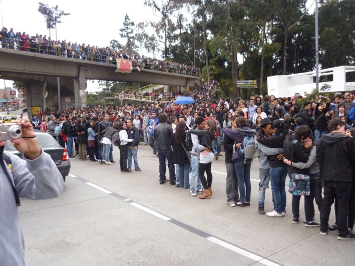 7f5975e9dc8153269bdcc6eb1a61be19 Besos por una educación pública, gratuita y de calidad