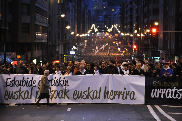 Marchan decenas de miles en Bilbao; exigen “soluciones para Euskal Herria”