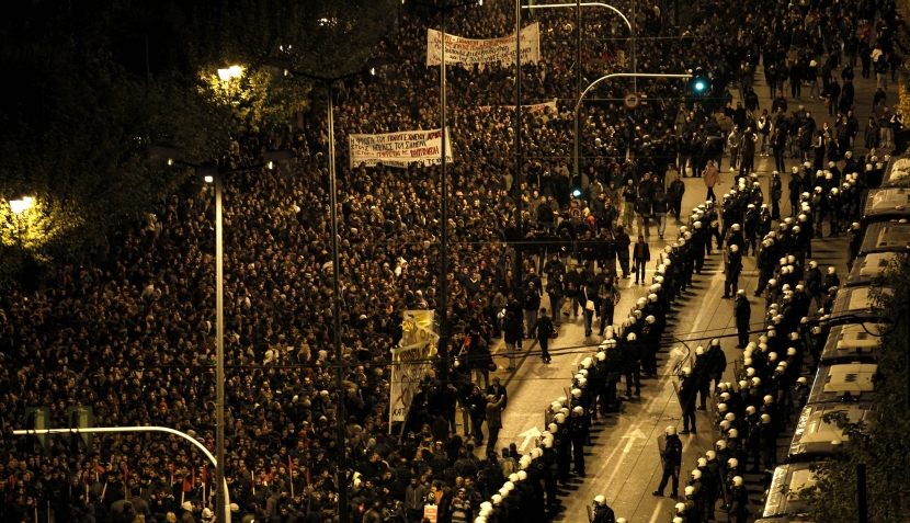 Al grito de “¡UE, FMI, fuera!”, se manifiestan miles en Atenas