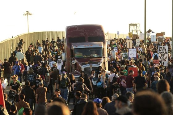 En Oakland, participan miles en huelga general