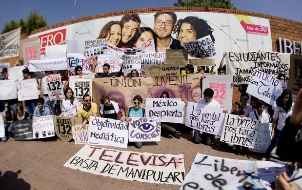 Jóvenes mexicanos protestan contra la manipulación informativa
