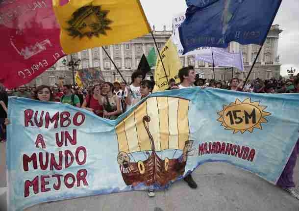 Indignados desalojados doblaron la apuesta