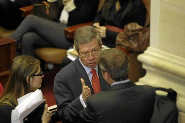 e26631e8fbdd16dbbe64bdee8059814c ¿Reforma a la justicia o ley de punto final?