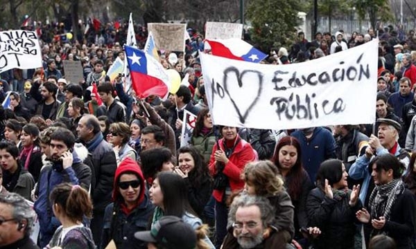 Pese a represión, miles de estudiantes chilenos demandan educación gratuita y de calidad