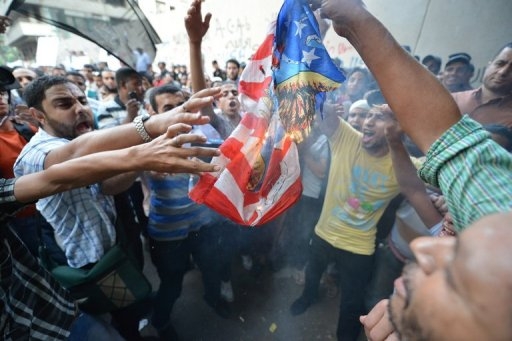 Manifestantes islamistas atacan las embajadas de EE UU en Yemen y Egipto