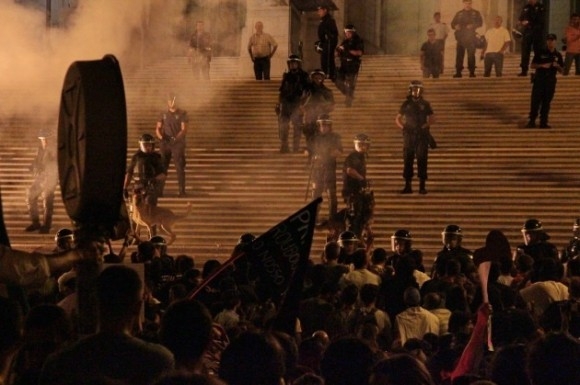 Masivas manifestaciones y joven quemado a lo bonzo en Portugal