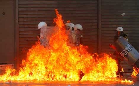 Los nuevos recortes incendian Grecia