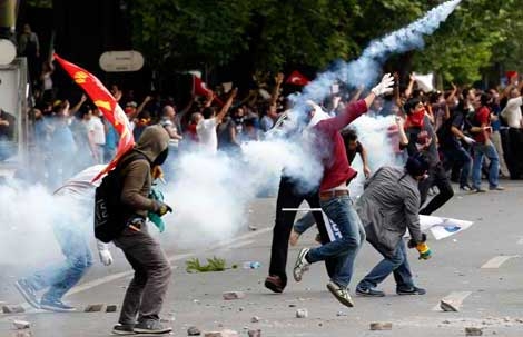 Decenas de miles vuelven a desafiar al gobierno y salen a protestar en Turquía