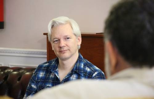 Politizar la red, nuestro principal aporte: Assange