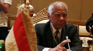 Un liberal asume como premier de Egipto