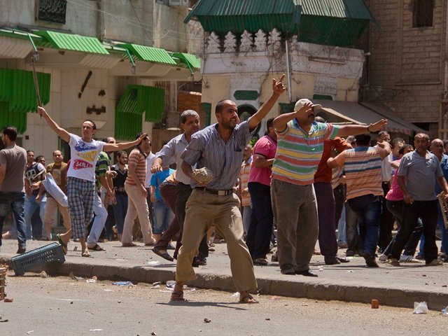 Siete muertos y más de 200 heridos en una noche de enfrentamientos en El Cairo