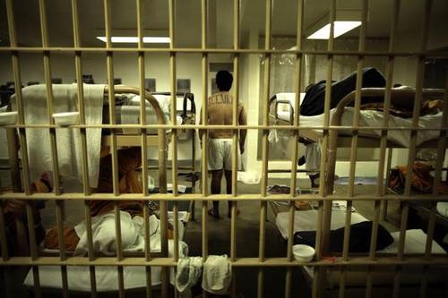 Más de 200 reos cumplen un mes de ayuno en prisiones de California; denuncian abusos