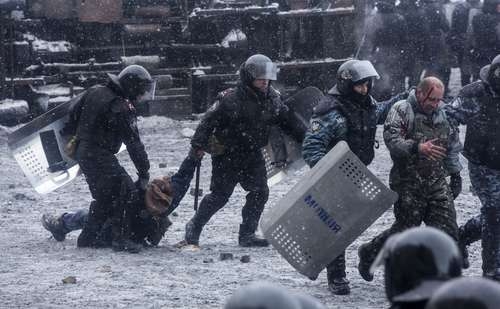Se agrava el conflicto en Kiev; mueren cinco manifestantes y hay 75 detenidos