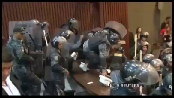 134fdda12e991f3f36b0493ed53b6408 La policía expulsa del Parlamento hondureño al expresidente Zelaya