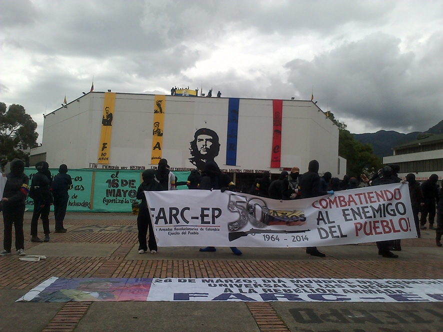 Bogotá. Con acción pública un grupo de estudiantes conmemora 50 años de las farc