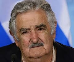 Mujica criticó a medios y encuestadoras