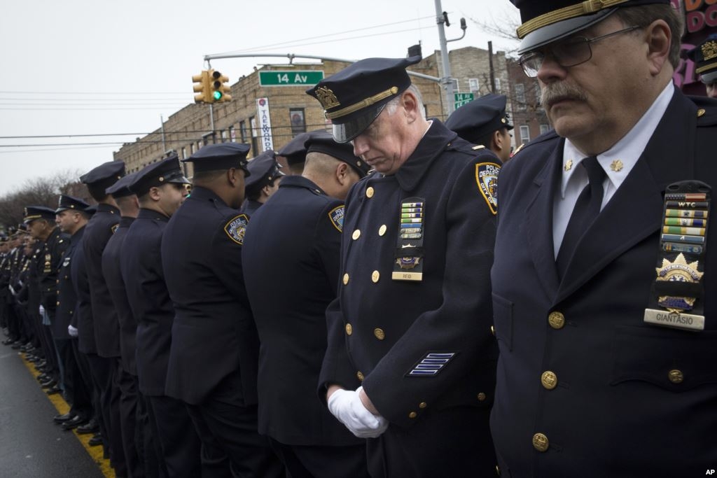 Decenas de policías vuelven a dar la espalda al alcalde de Nueva York