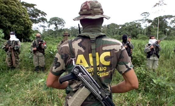 Paramilitares como Pedro por su casa