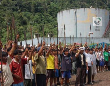 Cientos de indígenas toman el control de la mayor explotación petrolera de Perú