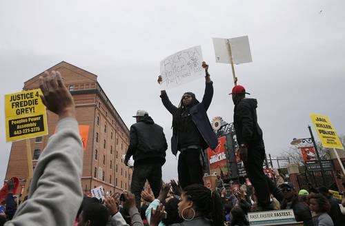 Imparables, protestas en Baltimore por asesinato de afroestadunidense