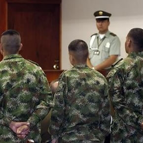 La Justicia colombiana sienta en el banquillo a 5 coroneles, acusados de más de 100 asesinatos