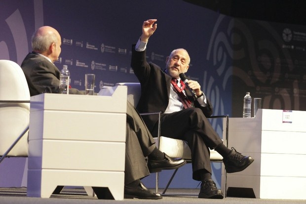 La prosperidad debe facilitar la distribución de ingresos, dice Stiglitz