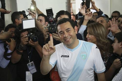 Arrasa el comediante Jimmy Morales en Guatemala