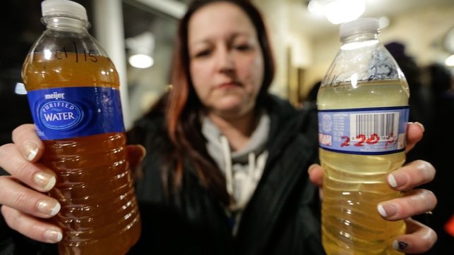 Plomo en el agua de Flint y moho en escuelas de Detroit