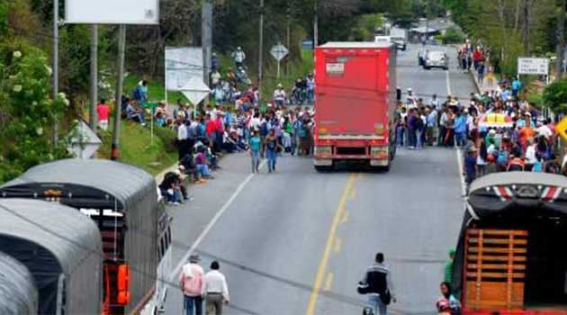 a2c29e987abf0e2716995015d87f229a Inmóviles siguen los camioneros en las vías del país