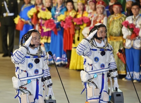 China pone en órbita su misión tripulada más larga hasta la fecha