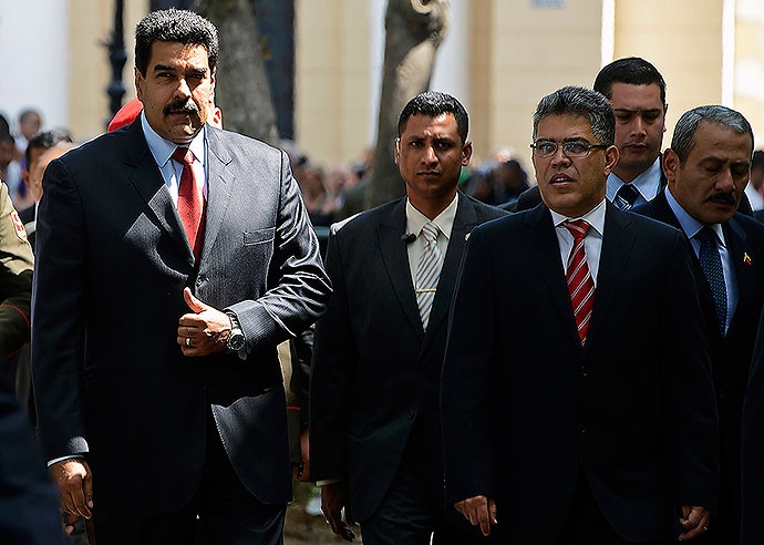 Maduro y opositores se sientan a la mesa en busca de un diálogo para superar la crisis