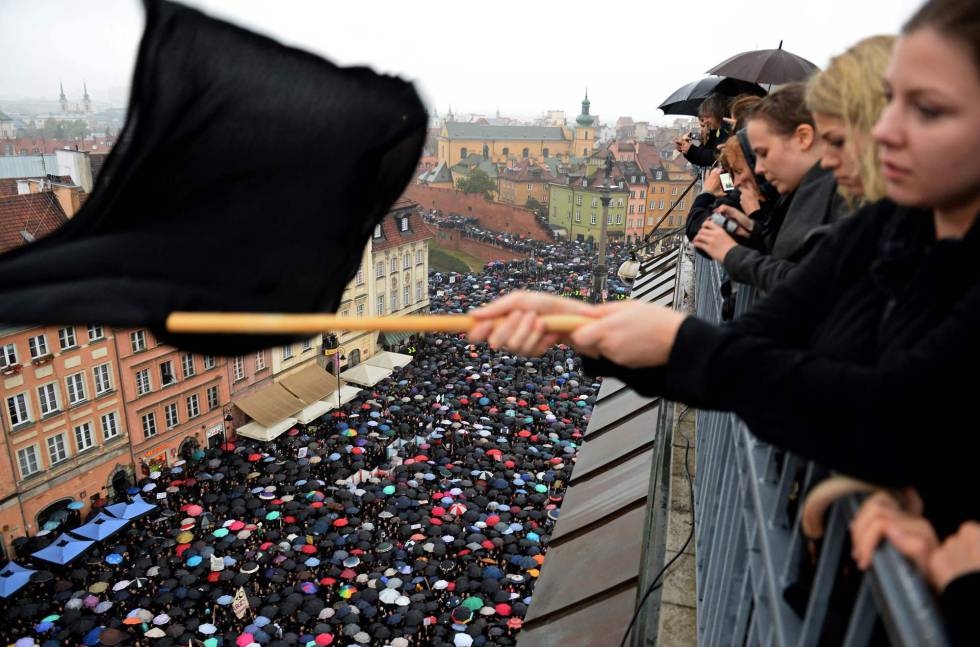 fd5eec3a9a65a3b11882d6818884ce3c Lunes negro: paro de mujeres en Polonia contra restricciones al derecho al aborto