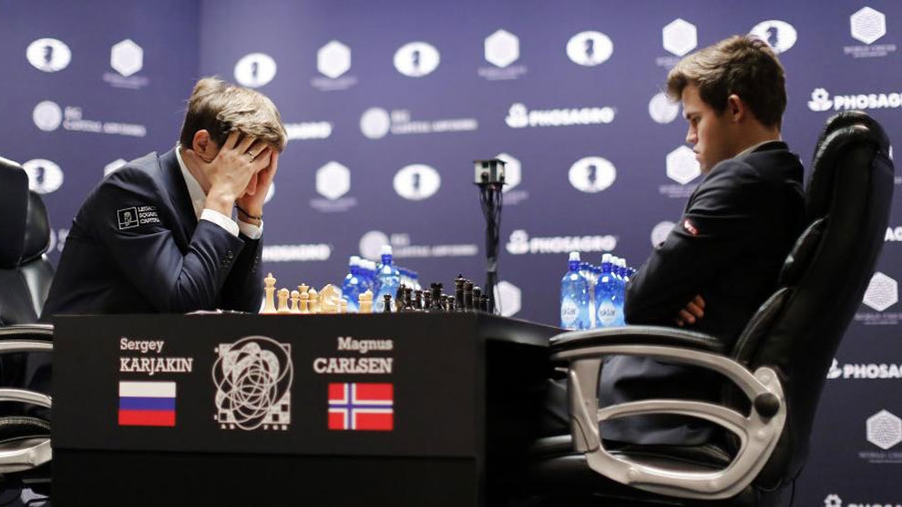 Carlsen y Karjakin nadan y guardan la ropa en la 11ª y penúltima partida