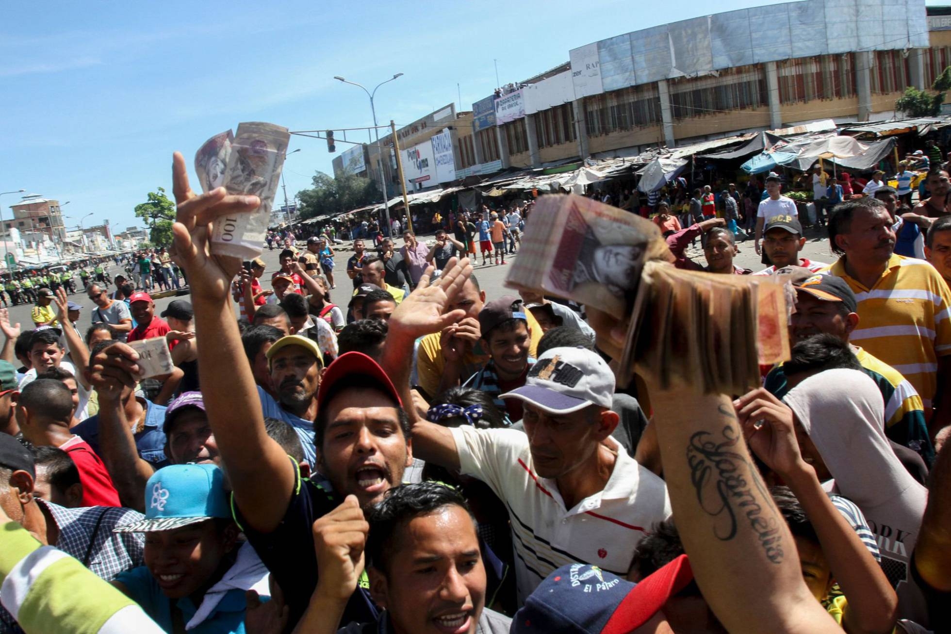 7cc036d8f5513353605bae199476c05f La retirada de efectivo desata una ola de protestas violentas en Venezuela