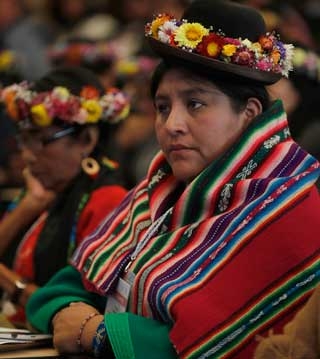 Mujeres indígenas ganan posiciones en América Latina, pero sufren agresiones de paramilitares