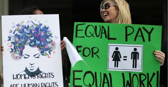 Los detalles de la ley islandesa que regula la igualdad salarial entre hombres y mujeres